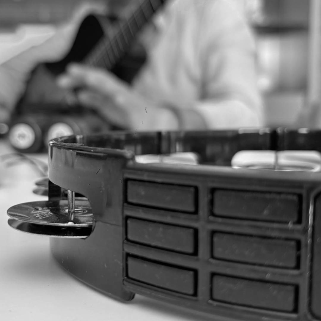 Detalle de voz, cuatro y percusión